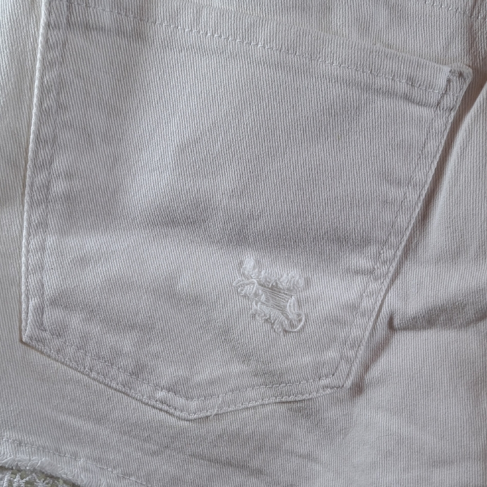 NWT MADDEN NYC DESTRESSED Elegant White Lace Trim Jean Shorts - Picture 6 of 8